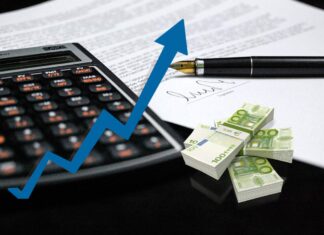 calcolatrice, fogli, banconote e freccia verso l'alto