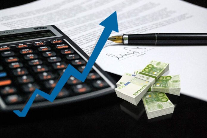 calcolatrice, fogli, banconote e freccia verso l'alto