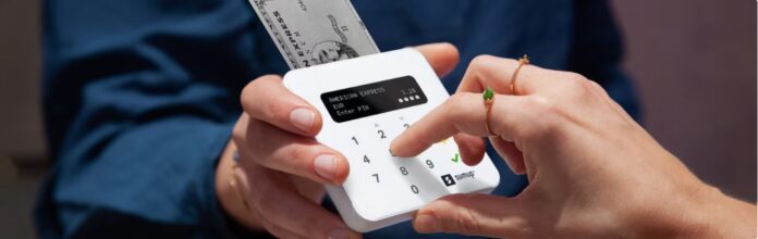 negoziante che usa Sumup Air