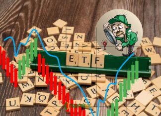 lettere in legno che compongono la scritta etf e detective con lente