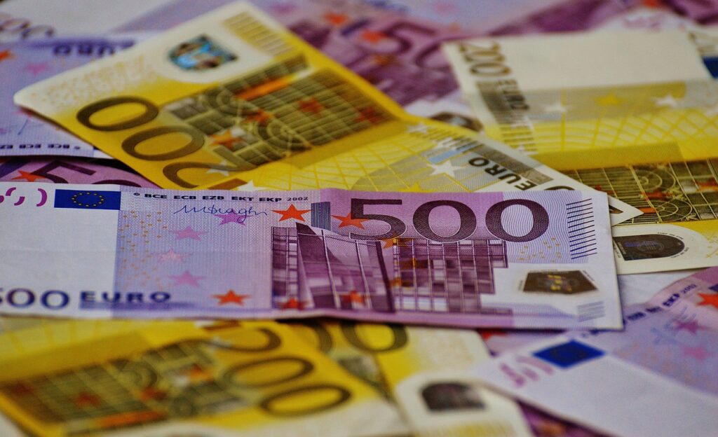Banconote con taglio da 200 e 500 euro