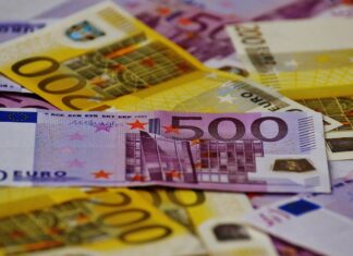 Banconote con taglio da 200 e 500 euro