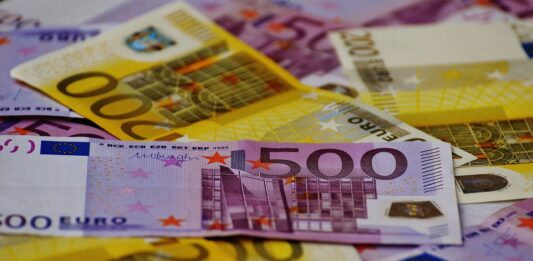 Banconote con taglio da 200 e 500 euro