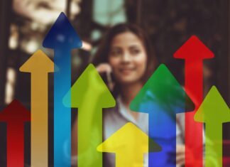 frecce di un grafico con sullo sfondo una ragazza