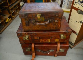 una serie di vecchie valige