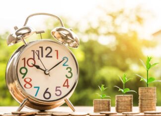 mucchi di monete e sveglia