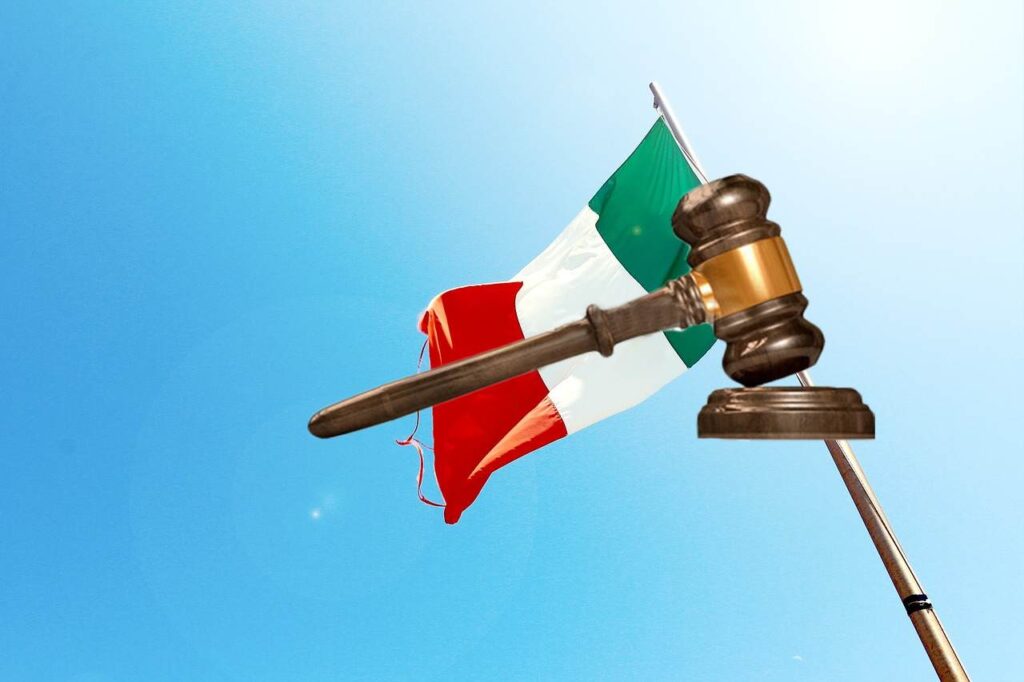 bandiera Italia e martello asta
