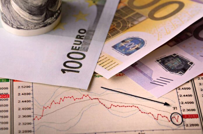 banconote e grafico di analisi