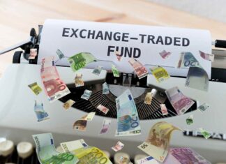 macchina da scrivere con foglio inserito e scritta ETF