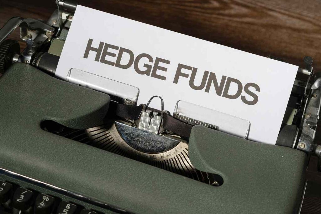 macchina da scrivere con foglio bianco e su scritto hedge funds