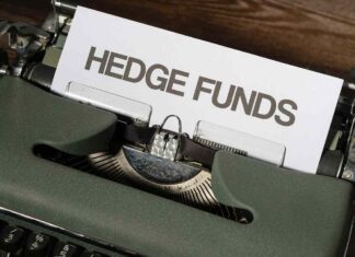 macchina da scrivere con foglio bianco e su scritto hedge funds