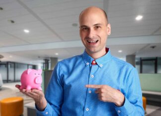 uomo con salvadanaio