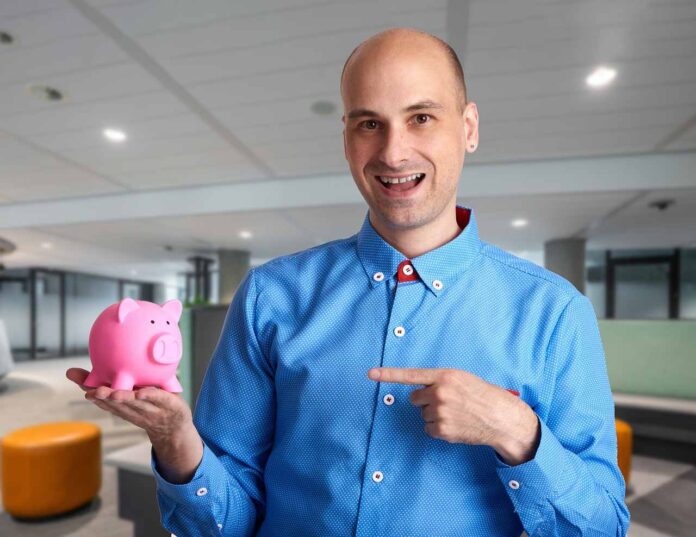 risparmio gestito uomo con salvadanaio