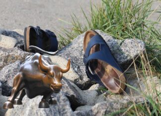 sandali Birkenstock e toro di Wall Street