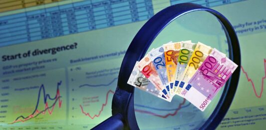 grafici di bond con lente e banconote