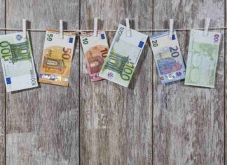 banconote appese ad un filo