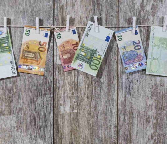 banconote appese ad un filo