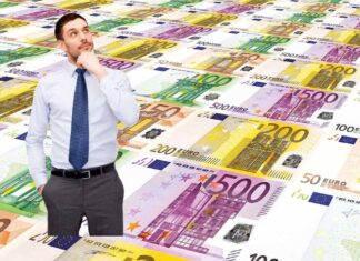 uomo che pensa con sullo sfondo banconote