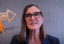 cathie wood e freccia verso futuro
