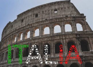 facciata del Colosseo e scritta Italia