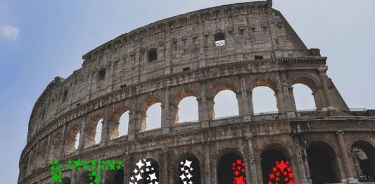 facciata del Colosseo e scritta Italia