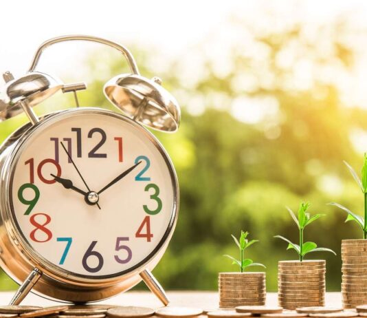 orologio e soldi che maturano