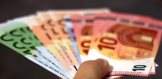 banconote in una mano