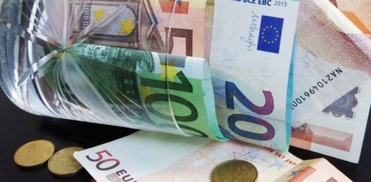 banconote in un barattolo di vetro