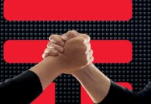 braccio di ferro e sullo sfondo logo TIM