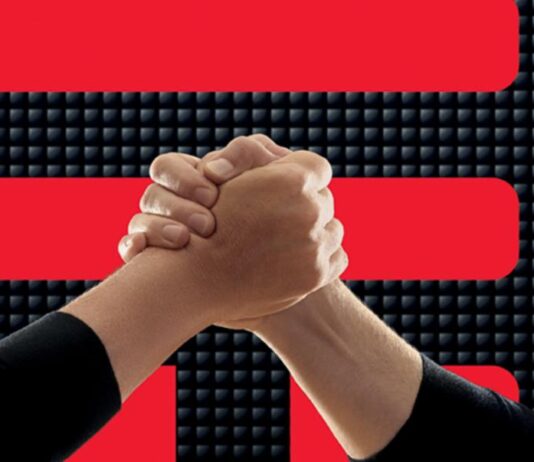 braccio di ferro e sullo sfondo logo TIM