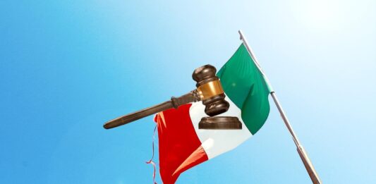 bandiera Italia e martello asta