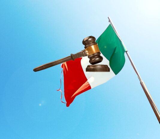 bandiera Italia e martello asta