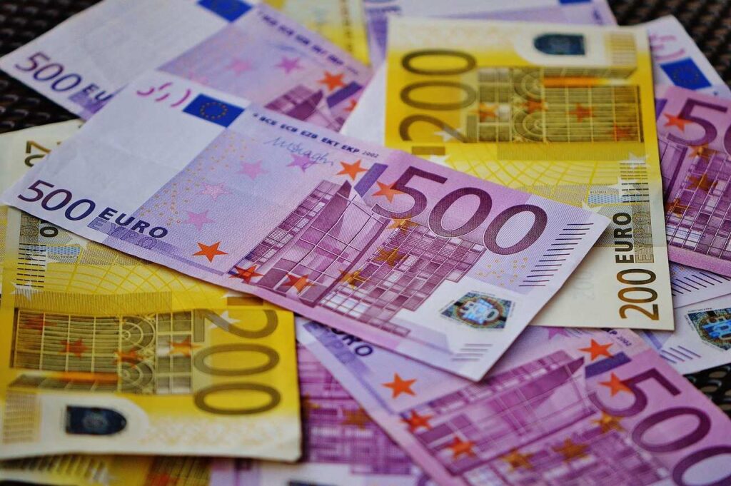 banconote taglio 500 e 200 euro