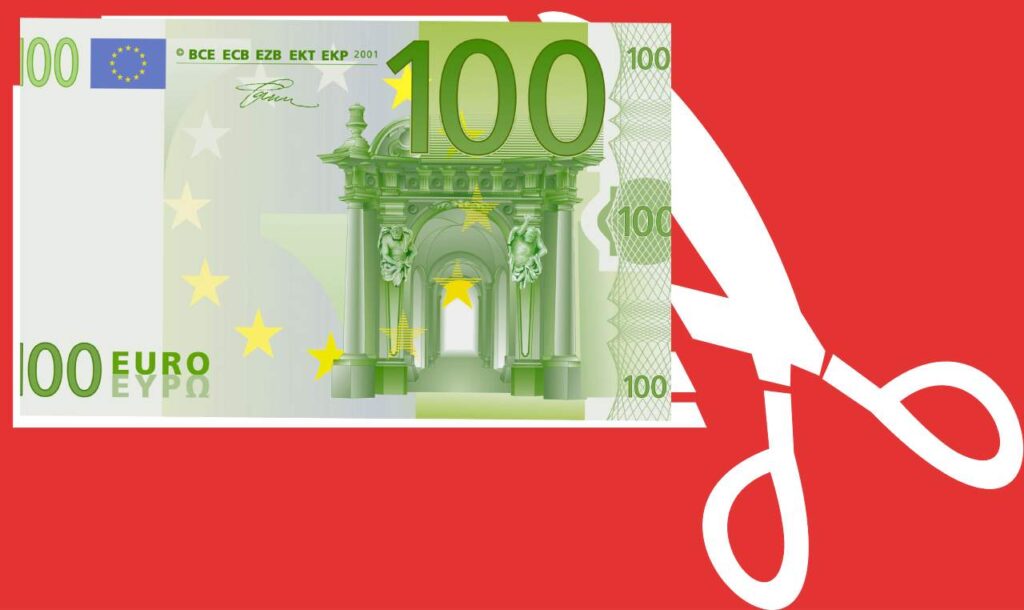 forbici che tagliano banconota da 100 euro