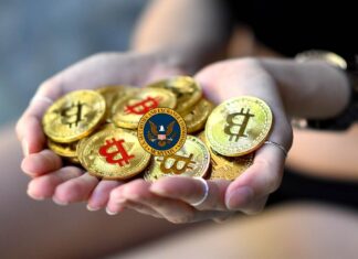 monete Bitcoin tra le mani