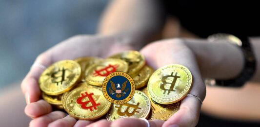 monete Bitcoin tra le mani