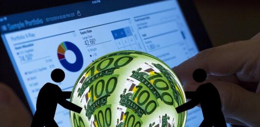 palla con dentro banconote da 100 euro che rotolano
