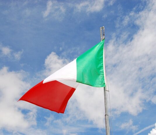 bandiera Italia al vento