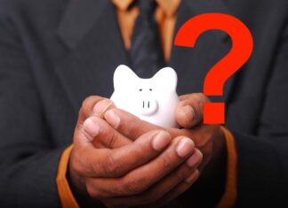 salvadanaio in mano e punto interrogativo