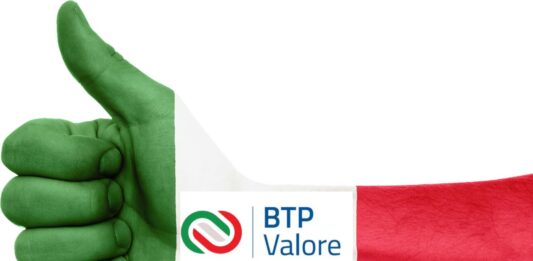 mano colorata verde banco e rosso che fa l'ok