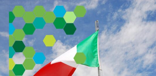 bandiera Italia con cielo blu e simbolo sostenibilità