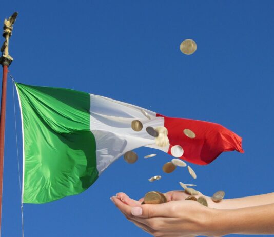 bandiera italiana e soldi che cadono