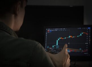 trader con davanti una chart
