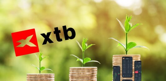 soldi che fruttano e logo di XTB
