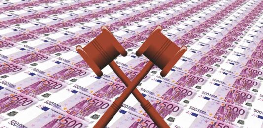 soldi con martello di asta