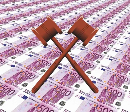 soldi con martello di asta