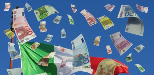 bandiera italiana con soldi