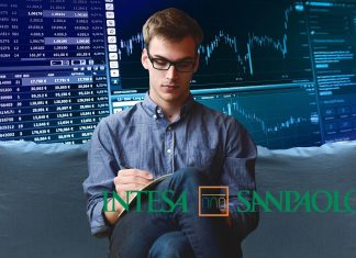 trader che prende appunti e logo di Intesa Sanpaolo banca