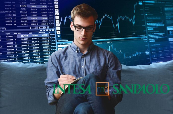 etf intesa sanpaolo trader che prende appunti e logo di Intesa Sanpaolo banca