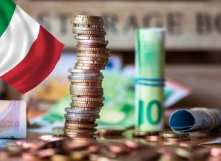 monete e soldi con bandiera Italia sullo sfondo